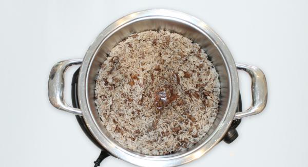Spread the rice over the chicken, simmer a little half, then add water in the middle and close with Secuquick softline.
