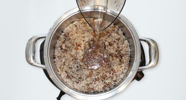 Spread the rice over the chicken, simmer a little half, then add water in the middle and close with Secuquick softline.