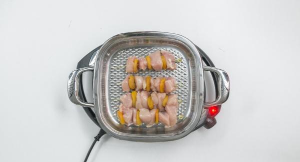 As soon as the Audiotherm beeps on reaching the roasting window, set at level 2,  place the skewers inside and cover with the lid. Roast until the turning point at 90 °C has been reached using the Audiotherm.