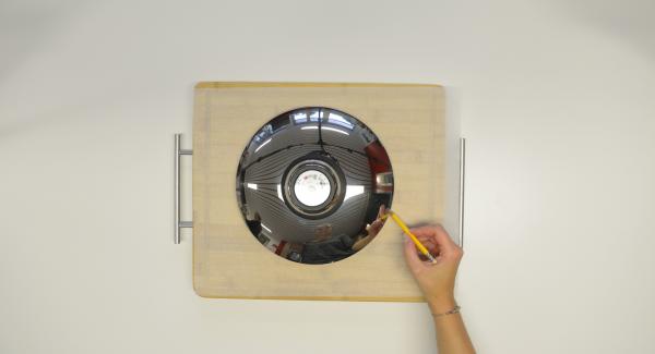 Cut out a circle of baking paper using a 24 cm lid.