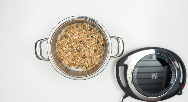 As soon as the Audiotherm beeps on reaching the roasting window, insert baking paper, spread the granola mixture on it and place the pot in the inverted lid.