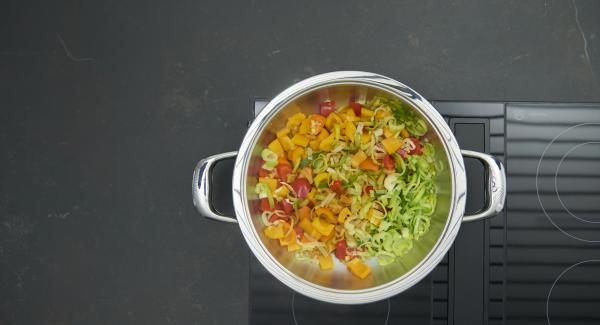 Add the peanuts to the vegetables and bring to boil. Season with Sambal Oelek, soy sauce and pepper. Add the pasta and cilantro and mix well.