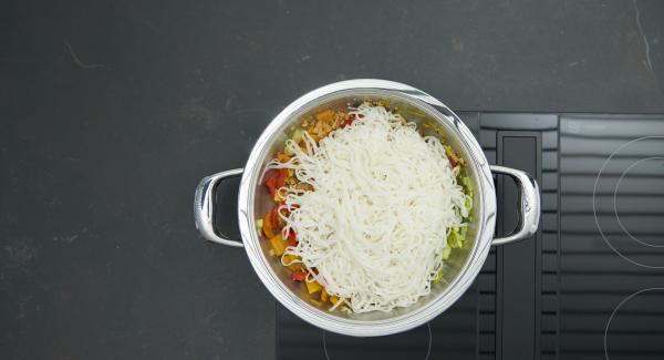 Add the peanuts to the vegetables and bring to boil. Season with Sambal Oelek, soy sauce and pepper. Add the pasta and cilantro and mix well.