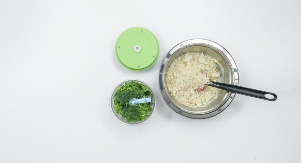 Chop rucola and dill in Quick Cut and add to butter.