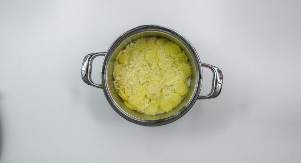 Spread cheese over the potatoes. Place pot in an inverted lid, place Navigenio overhead and set at high level. While the Navigenio flashes red/blue, enter approx. 10 minutes in the Audiotherm and gratinate until golden brown.