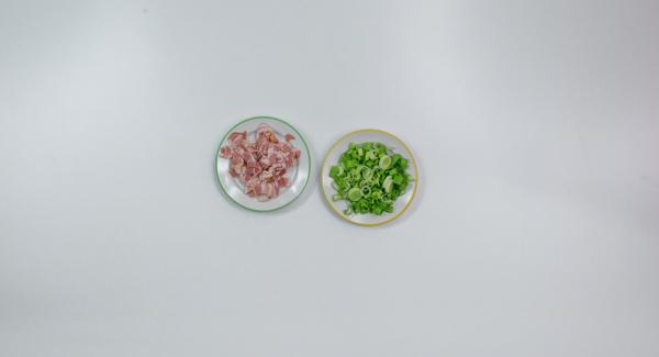 Cut bacon in thin strips. Clean spring onion and cut in small pieces.