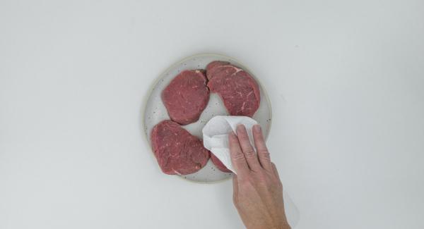 Dap dry meat with a kitchen towel. Press on unpeeled garlic with the back of a knife. As soon as the Audiotherm beeps on reaching the roasting window, set at level 2.