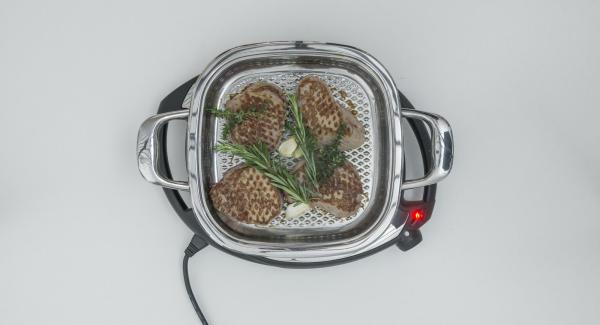 Turn, season, spread thyme and rosemary as well as garlic on meat. After approx. 1 minute close with lid and remove Arondo Grill from Navigenio. Let it steep depending on desired level of cooking (see box).