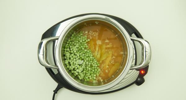 As soon as the Audiotherm beeps on reaching the roasting window, set at low level, add rice and roast briefly. Stir in wine, stock, peas and lemon zest and close with Secuquick softline.