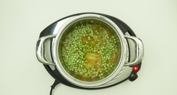 As soon as the Audiotherm beeps on reaching the roasting window, set at low level, add rice and roast briefly. Stir in wine, stock, peas and lemon zest and close with Secuquick softline.