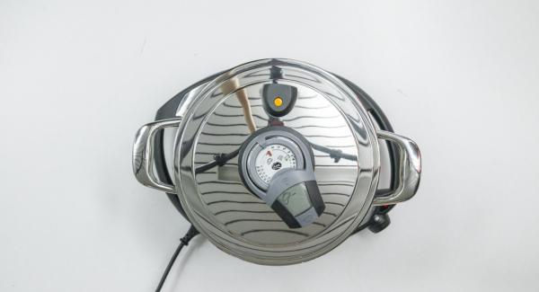 As soon as the Audiotherm beeps on reaching the roasting window, set at level 2 and put in meat with onion-mix and roast until crumbly. Add corn and sieved tomatoes, season and stir well.