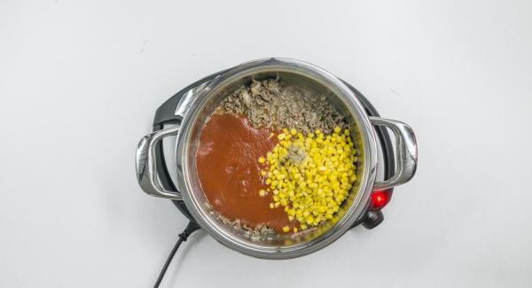 As soon as the Audiotherm beeps on reaching the roasting window, set at level 2 and put in meat with onion-mix and roast until crumbly. Add corn and sieved tomatoes, season and stir well.