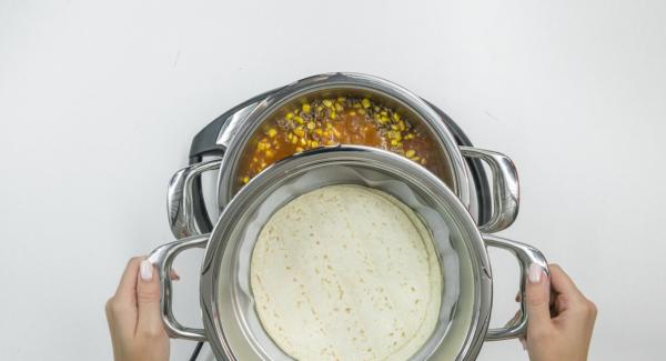 At the end of the cooking time take off EasyQuick, place Combi sieve insert on pot and fit EasyQuick again.