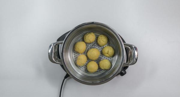 Place Combi sieve insert on top of pot and fit EasyQuick with sealing ring 24 cm.