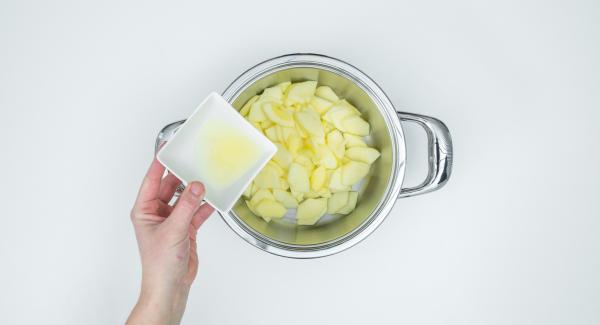 Put the apple slices, lemon peel, 2 tablespoons of lemon juice, ginger and apple juice in a pot.