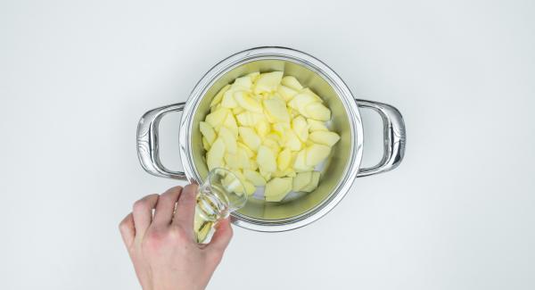 Put the apple slices, lemon peel, 2 tablespoons of lemon juice, ginger and apple juice in a pot.