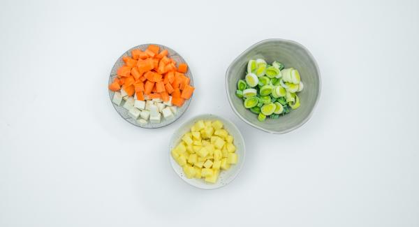Peel potatoes, carrots and celery, cut into small cubes. Clean the leek and cut into rings.
