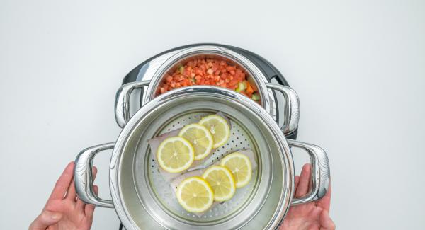 Place Combi sieve on pot and close with lid. Place pot on Navigenio and set it at "A". Switch on Audiotherm, enter approx. 20 minutes cooking time in the Audiotherm, fit it on Visiotherm and turn it until the vegetable symbol appears.