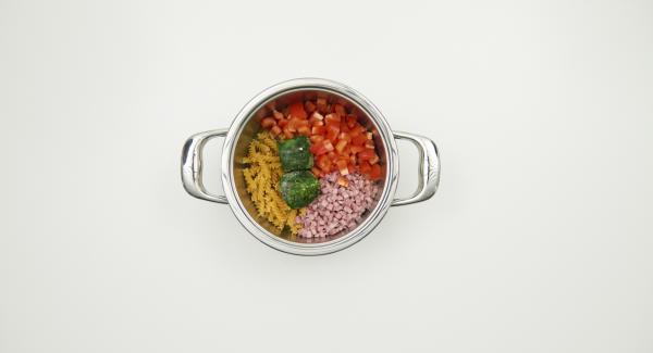 Clean the bell pepper and dice it. Mix the vegetable broth, diced ham and frozen spinach in the pot together with pasta.