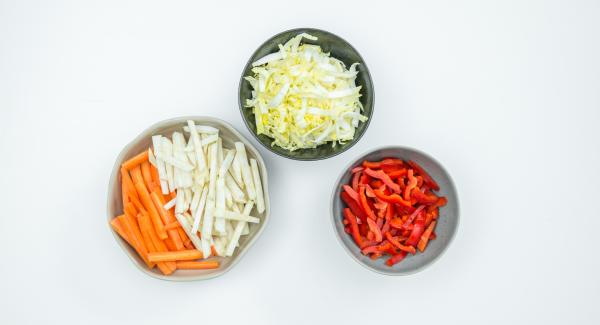 Peel the carrots and celery root and cut into fine strips. Clean the Chinese cabbage and bell peppers and also cut into thin strips.