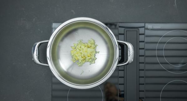 Put the ginger, garlic and onion in a Eurasia. Place pot on stove and set it at highest level. Switch on Audiotherm, fit it on Visiotherm and turn it until the roasting symbol appears.
