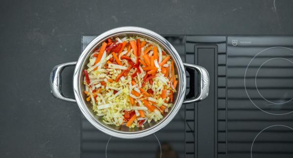 As soon as the Audiotherm beeps on reaching the roasting window, set at low level and roast the gingermix. Add all the vegetable strips step by step whilst stirring.