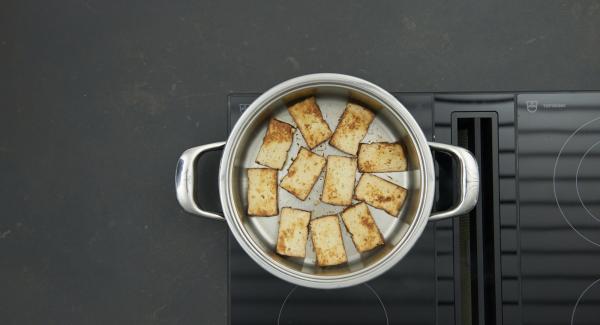 As soon as the Audiotherm beeps on reaching the roasting window, set at low level and and roast the tofu slices 2-3 minutes from both sides.