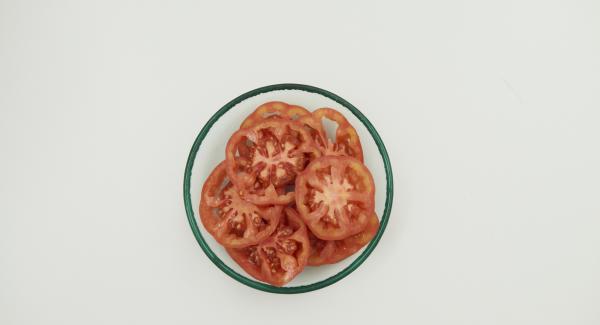 Cut the buns, clean the tomatoes and cut them into thin slices.