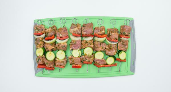 Clean vegetables and also cut them into bite-size pieces. Put the meat and vegetables alternately on 8 skewers.