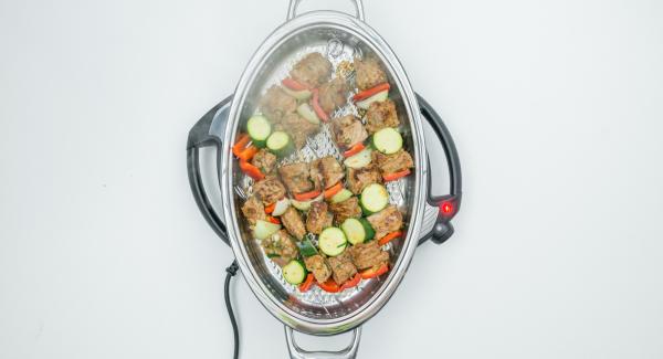 Roast skewers until the turning point of 90 °C is reached using Audiotherm. Turn skewers and close with lid. Unscrew Visiotherm, turn off Navigenio and let rest for approx. 3 minutes.