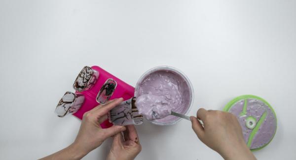 Distribute mixture in the ice cream molds and close with the stick attachments.