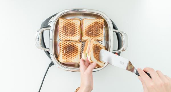 Turn sandwiches after approx. 1 minute and close with lid again.