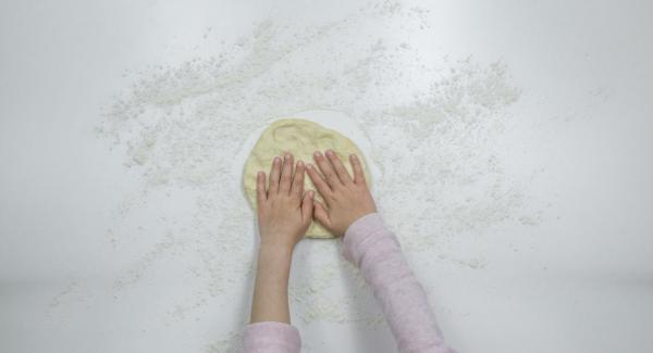 Roll out the dough on a floured work surface approx. 1.5 cm thick and cut out circles with a cup or a glass of approx. 5 cm.