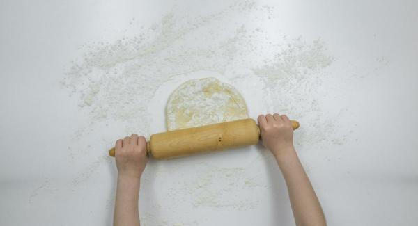 Roll out the dough on a floured work surface approx. 1.5 cm thick and cut out circles with a cup or a glass of approx. 5 cm.