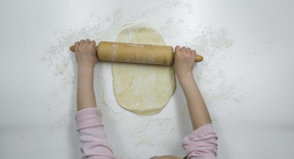 Roll out the dough on a floured work surface approx. 1.5 cm thick and cut out circles with a cup or a glass of approx. 5 cm.