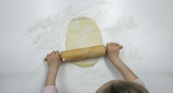Roll out the dough on a floured work surface approx. 1.5 cm thick and cut out circles with a cup or a glass of approx. 5 cm.