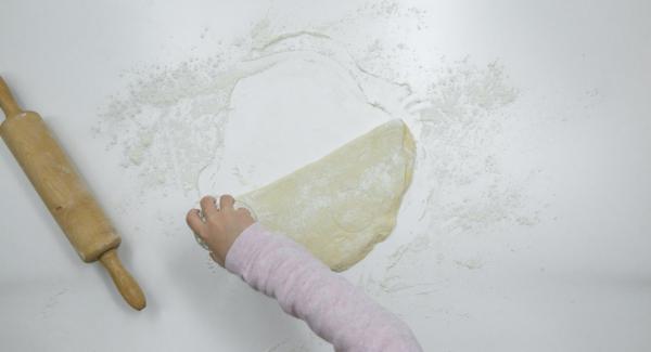 Roll out the dough on a floured work surface approx. 1.5 cm thick and cut out circles with a cup or a glass of approx. 5 cm.