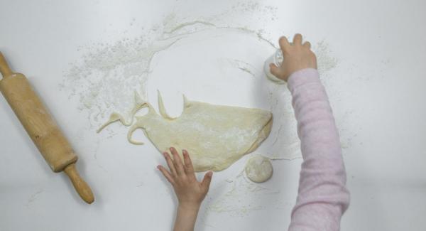 Roll out the dough on a floured work surface approx. 1.5 cm thick and cut out circles with a cup or a glass of approx. 5 cm.