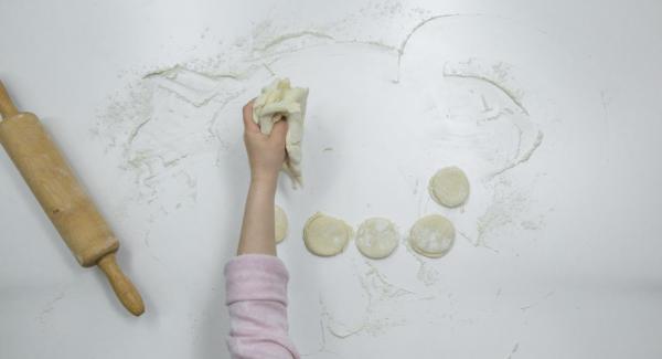 Roll out the dough on a floured work surface approx. 1.5 cm thick and cut out circles with a cup or a glass of approx. 5 cm.