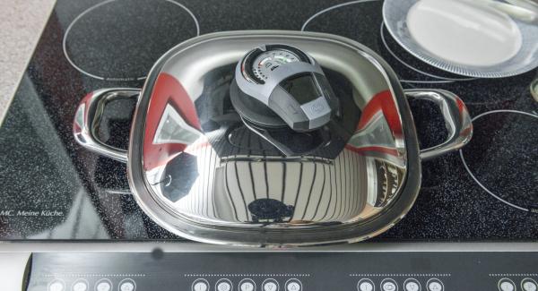 Place Arondo Grill on stove and set it at highest level. Switch on Audiotherm, fit it on Visiotherm and turn it until the roasting symbol appears.