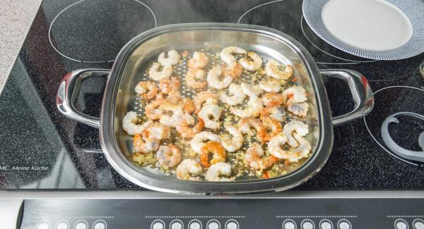 As soon as the Audiotherm beeps on reaching the roasting window, set at low level and roast prawns. Remove and add a little salt.