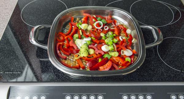 Place bell pepper and spring onions dripping wet in Arondo Grill, place on stove and set it at highest level. Switch on Audiotherm, enter approx. 5 minutes cooking time in the Audiotherm, fit it on Visiotherm and turn it until the vegetable symbol appears.
As soon as the Audiotherm beeps on reaching the vegetable window, set at low level and cook until done.