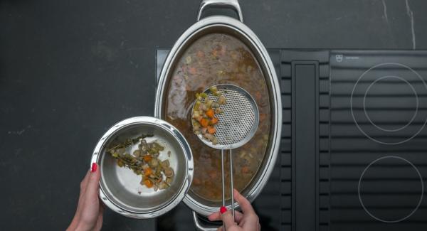 Peel and halve the papaya, remove the seeds with a spoon and dice the pulp. Remove the lamb leg and leave covered to rest. Pass the sauce from roasting and the vegetables through a sieve and let them boil down for a few minutes.