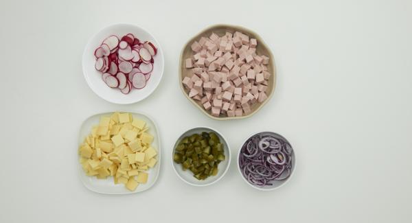 Peel and cut onions into rings, clean radishes and cut into thin slices, dice pickles. If necessary, skin the sausage and cut it into bite-size pieces. Cut the cheese into sticks.
