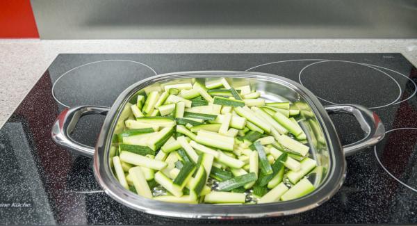 As soon as the Audiotherm beeps on reaching the roasting window, switch off stove and roast zucchini for about 3 minutes whilst stirring. Take out of pan and add some salt and pepper.