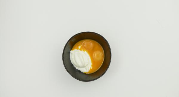 Mix the egg yolks with 150 g of yoghurt. Mix the flour and baking powder and stir alternately with milk into the egg yolk mixture. Finally, add egg whites.