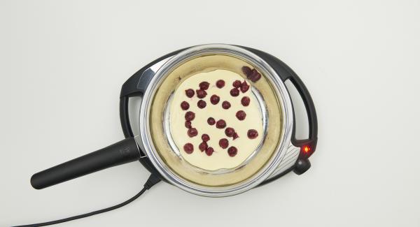 Put the pan back on the Navigenio and switch to level 6, again add 1/4 batter and 1/4 cherries to the pan. Place the pan on a heat resistant surface after approx. 1 minute and put Navigenio overhead and switch to a low level. Bake for approx. 3 minutes using the Audiotherm.