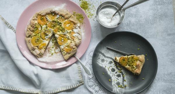 Let the galette cool down for about 10 minutes after the baking time, then use the baking paper to carefully pull it onto a plate.