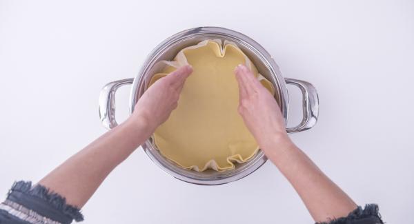 Roll out the cake batter on a baking paper and put in pot. Both should be slightly larger than the bottom of the pot.