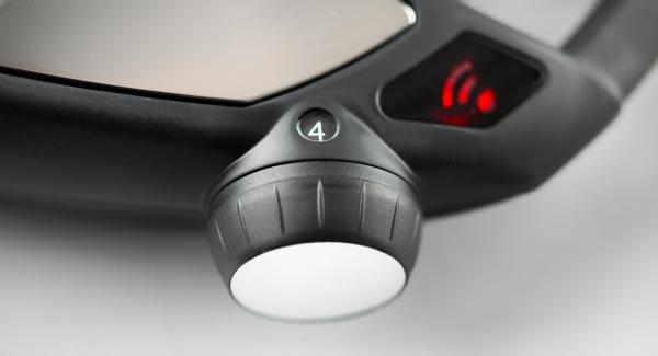 Close the GourmetLine with the lid and switch Navigenio to level 4. As soon as the temperature has reached 70 ° C, switch off the Navigenio and let it rest for about 10 minutes.
